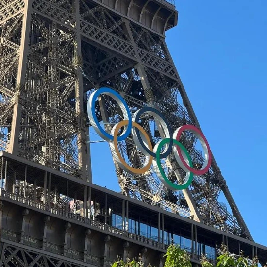 Les anneaux olympiques ont été accrochés à laide de deux grues sur la Tour Eiffel © Radio France - Mickael Tardu